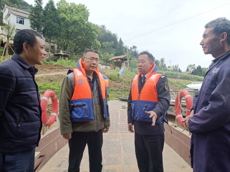 歙县政府副县长吴会乐督查深渡港区清明节假期水路运输安全工作