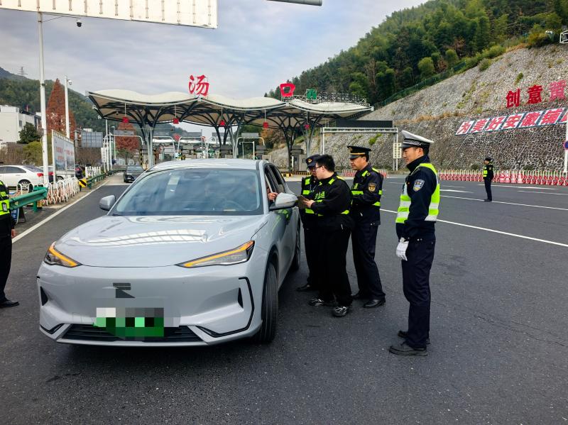 严执法 优服务 百日攻坚守护出行安全