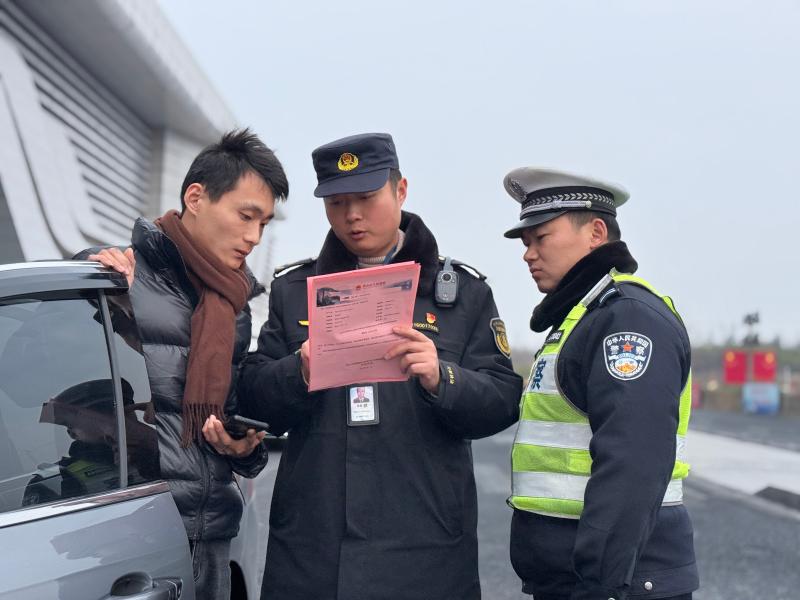 联合执法严打“伪顺风车” 筑牢节前出行防线