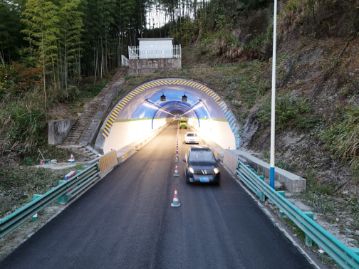 黄山区首例高韧超薄沥青罩面工艺于兴岭隧道成功应用